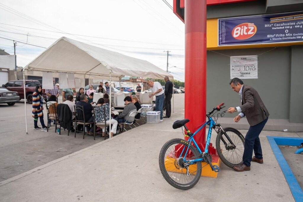 El único candidato del noroeste a Ministro de la Suprema Corte llegó a votar en bicicleta