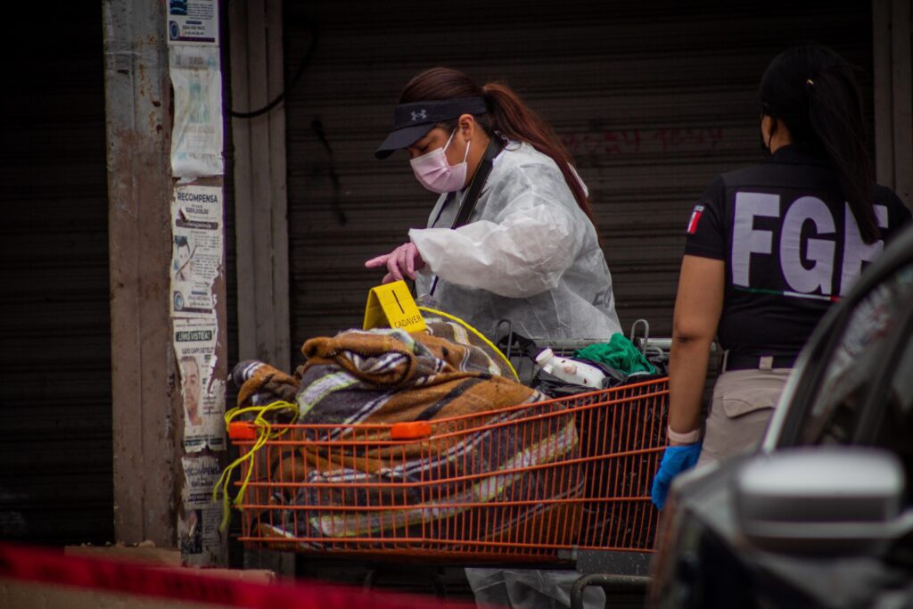 Hombre es detenido por llevar restos humanos en un carrito de mandado