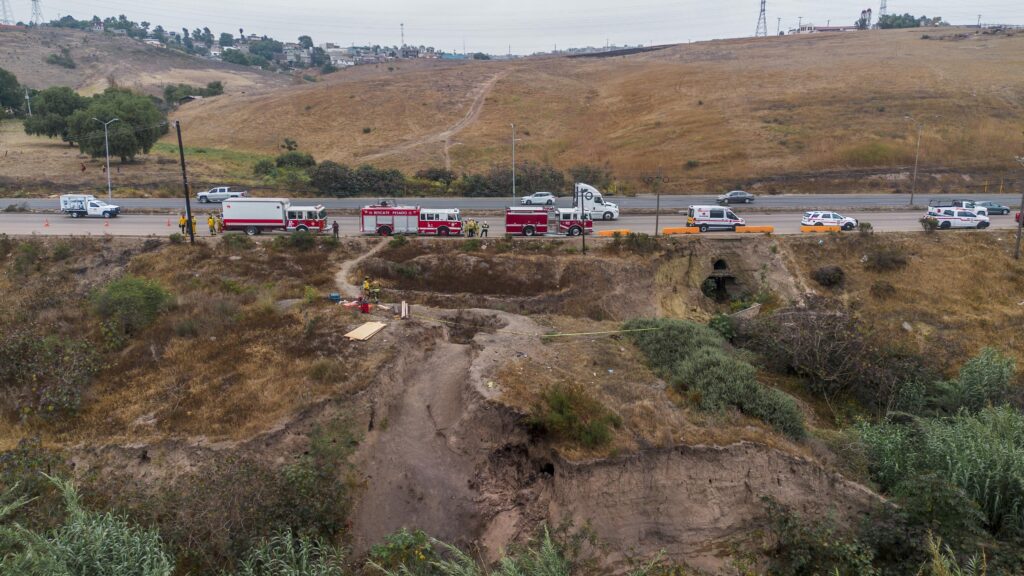 Hombre queda atrapado bajo un talud de tierra; bomberos trabajan en la recuperación del cuerpo