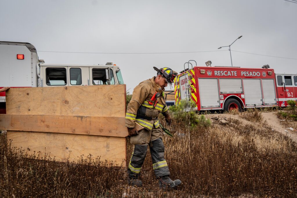 Hombre queda atrapado bajo un talud de tierra; bomberos trabajan en la recuperación del cuerpo