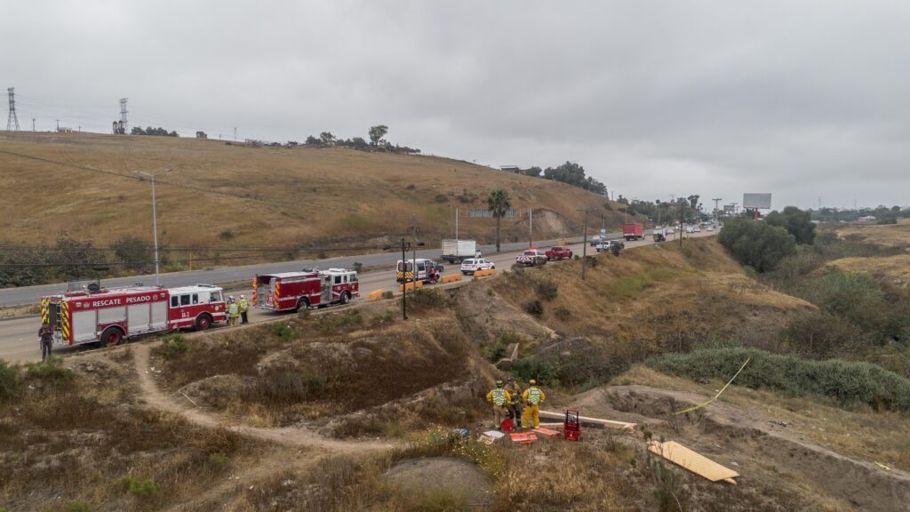Hombre queda atrapado bajo un talud de tierra; bomberos trabajan en la recuperación del cuerpo