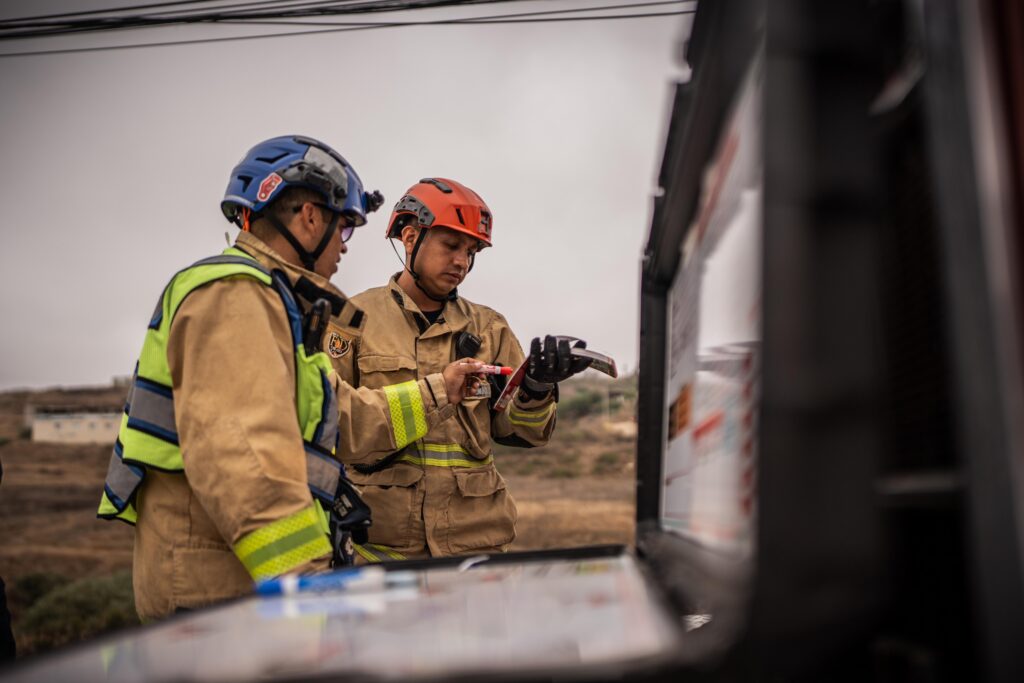 Hombre queda atrapado bajo un talud de tierra; bomberos trabajan en la recuperación del cuerpo