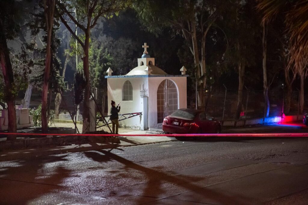 Hallan cadáver de hombre envuelto en cobija dentro de auto frente a un Panteón