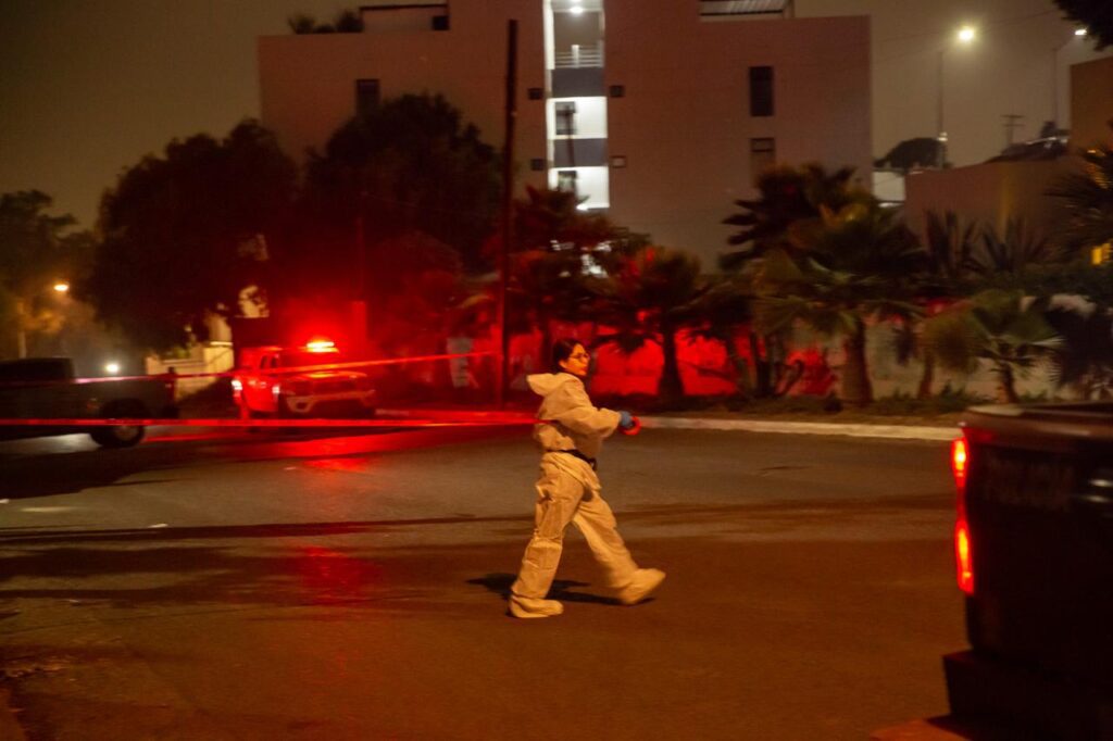 Hallan cadáver de hombre envuelto en cobija dentro de auto frente a un Panteón