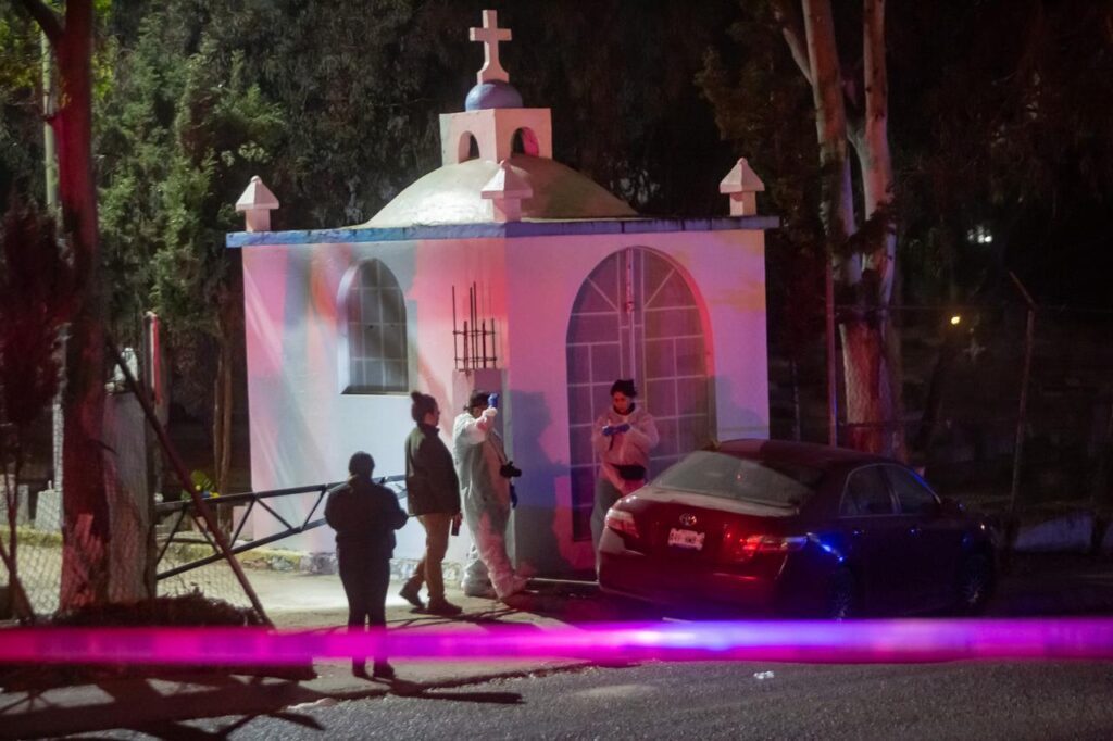 Hallan cadáver de hombre envuelto en cobija dentro de auto frente a un Panteón