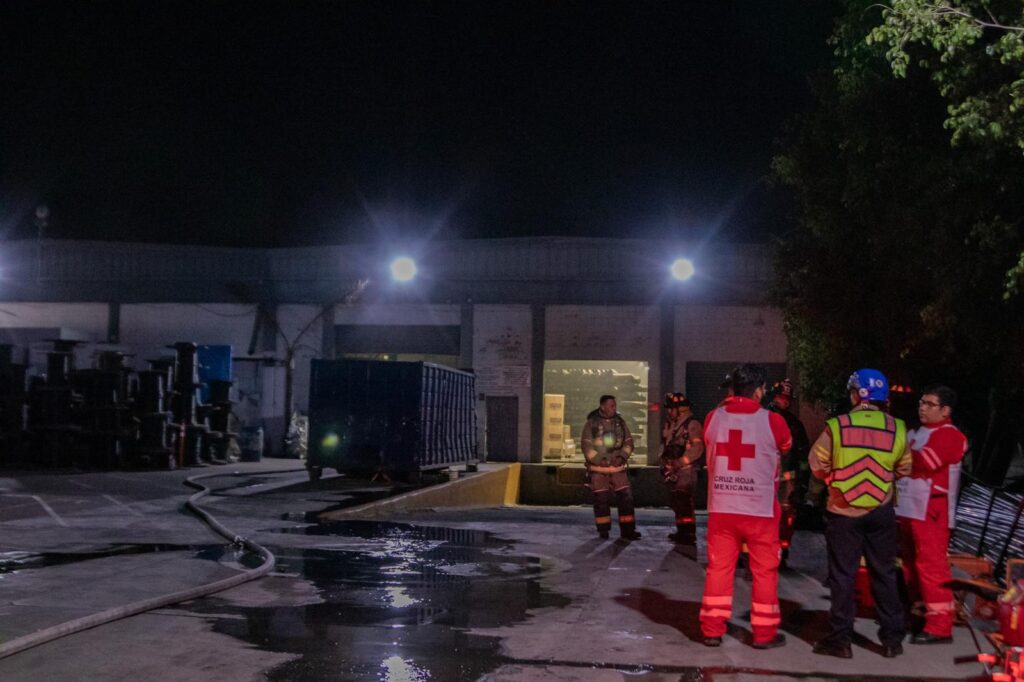 Incendio en fábrica Carso Tijuana moviliza a Bomberos