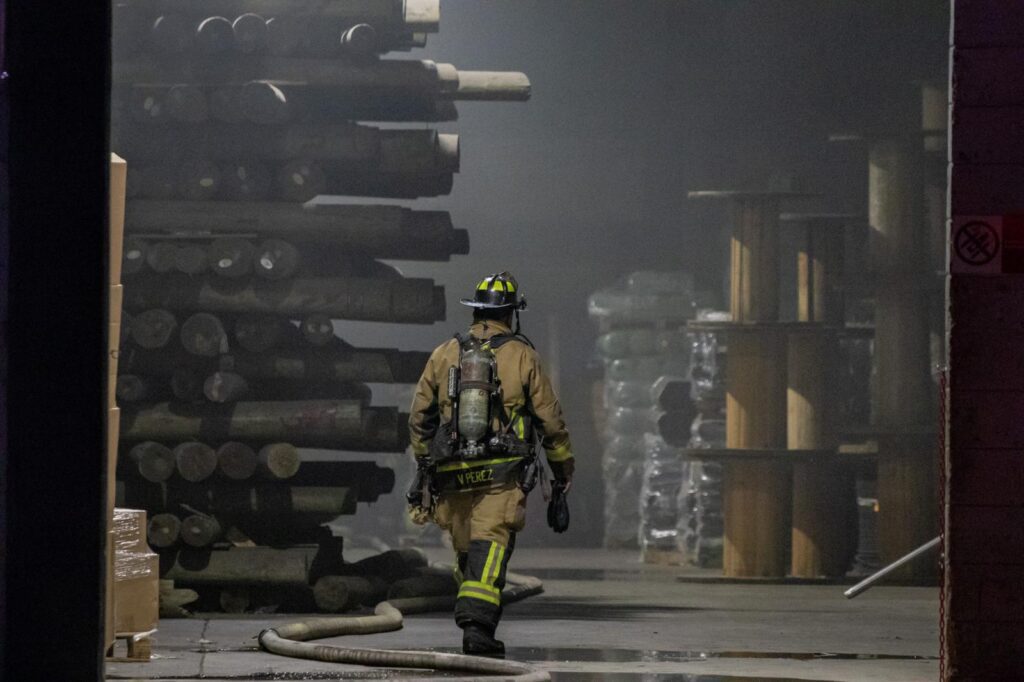 Incendio en fábrica Carso Tijuana moviliza a Bomberos