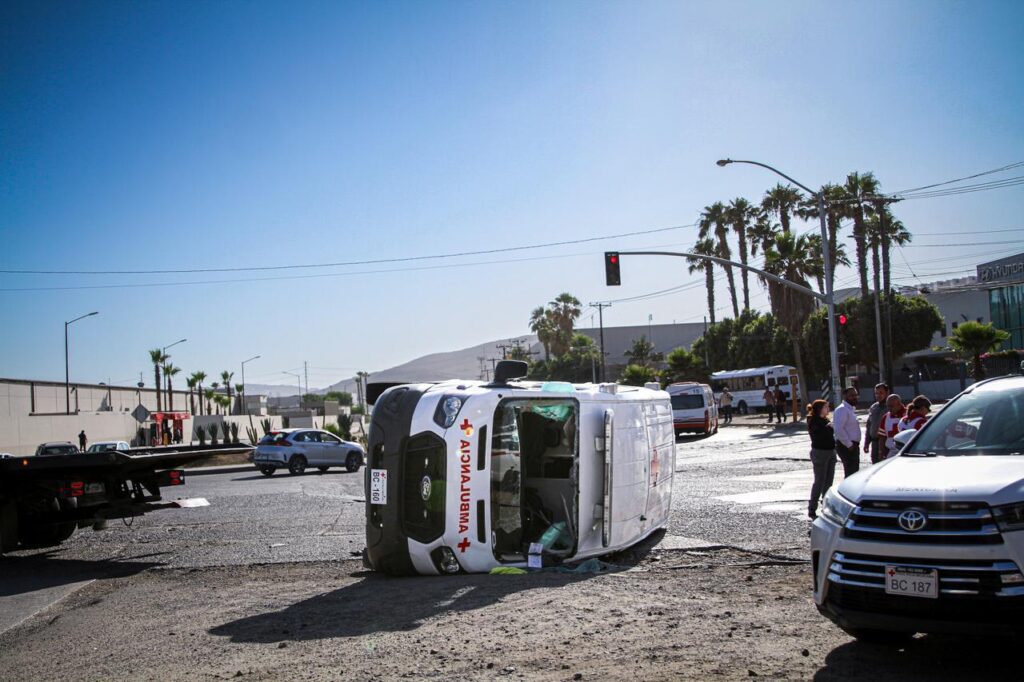 Ambulancia vuelca tras ser embestida por camión de transporte de personal; paramédicos resultan lesionados