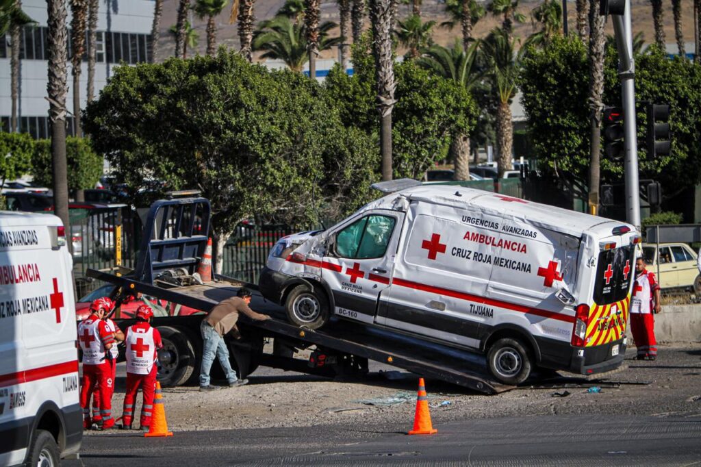 Ambulancia vuelca tras ser embestida por camión de transporte de personal; paramédicos resultan lesionados