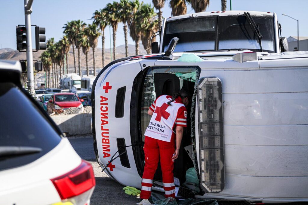 Ambulancia vuelca tras ser embestida por camión de transporte de personal; paramédicos resultan lesionados