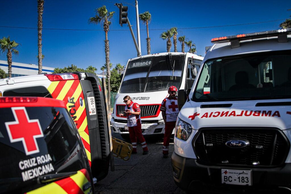 Ambulancia vuelca tras ser embestida por camión de transporte de personal; paramédicos resultan lesionados