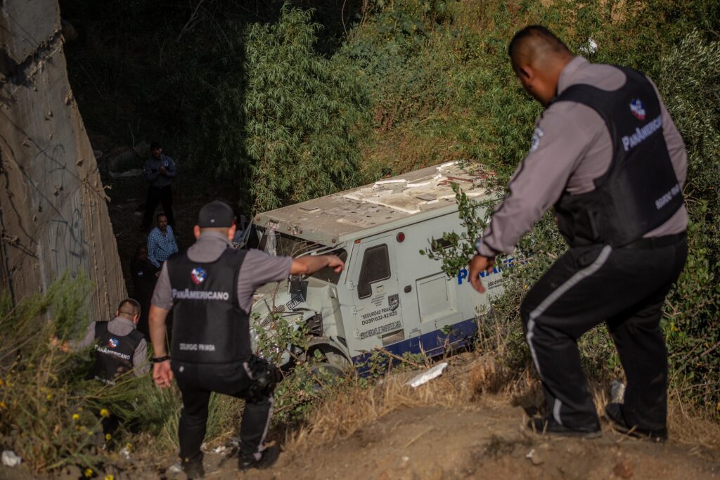Vuelca camión de valores y cae a barranco dejando un muerto y tres heridos