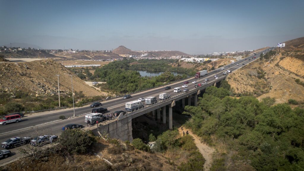Vuelca camión de valores y cae a barranco dejando un muerto y tres heridos
