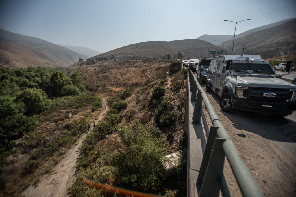 Vuelca camión de valores y cae a barranco dejando un muerto y tres heridos