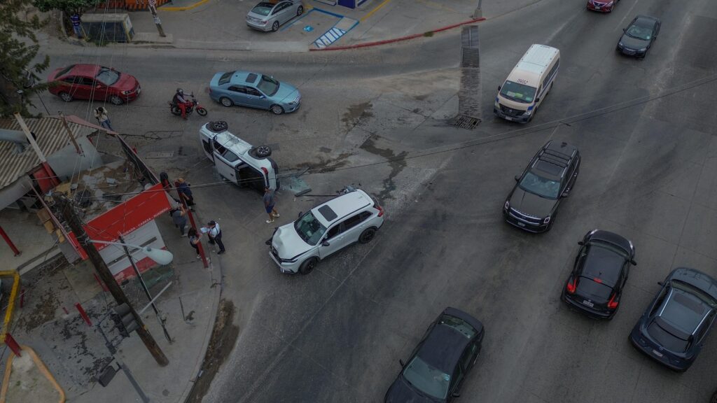 Dos mujeres resultan ilesas tras fuerte choque y volcadura sobre el bulevar Cuauhtémoc
