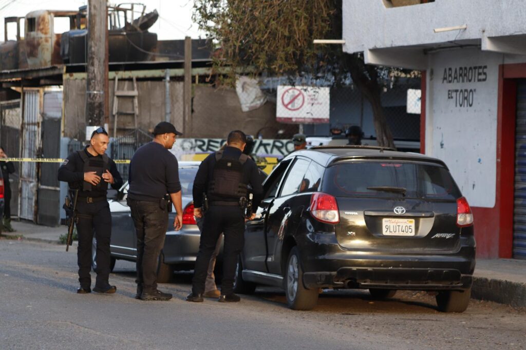 Encuentran sin vida a un hombre dentro de un vehículo en la colonia 70-76