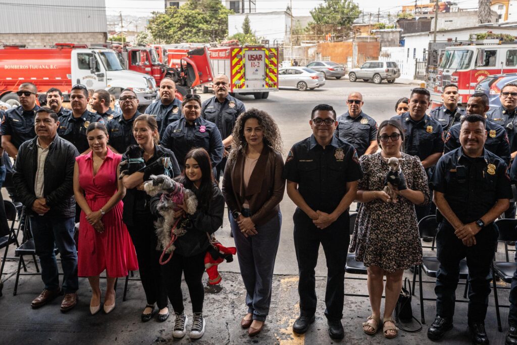 Donan 25 kits de oxigenación para rescate animal a Bomberos de Tijuana Donan 25 kits de oxigenación para rescate animal a Bomberos de Tijuana
