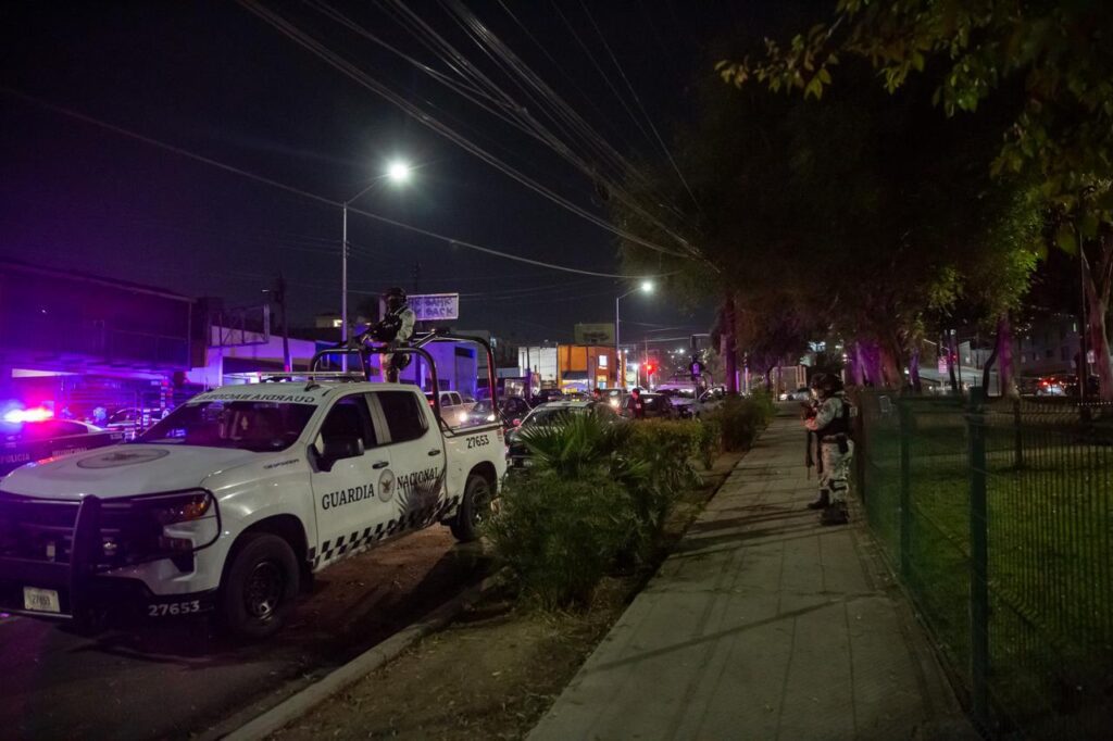 Mujer es asesinada a balazos frente a un negocio