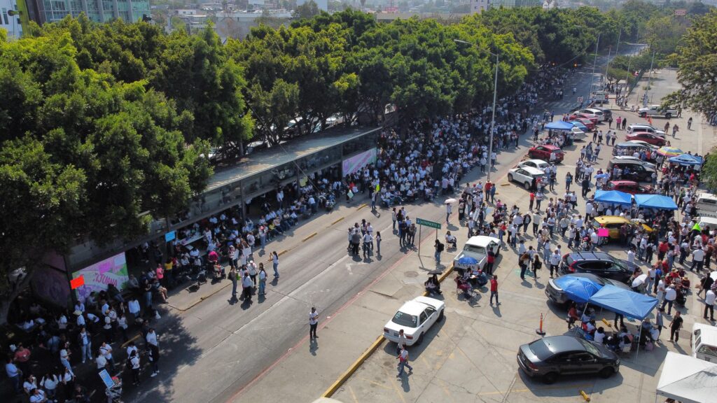 Cientos de maestros exigen justicia para el profesor Esteban; hoy será su audiencia