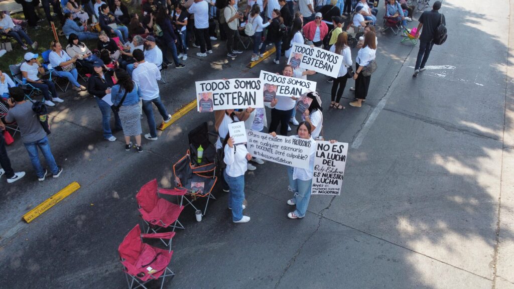 Cientos de maestros exigen justicia para el profesor Esteban; hoy será su audiencia