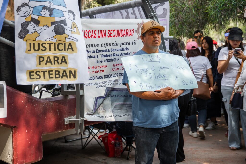 Cientos de maestros exigen justicia para el profesor Esteban; hoy será su audiencia
