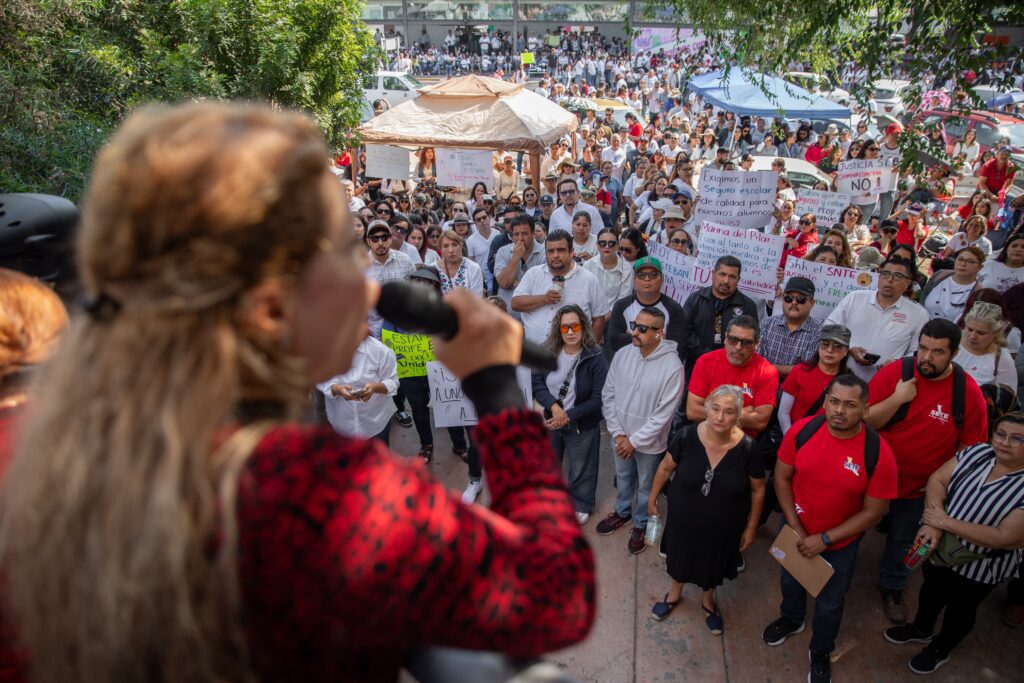 Cientos de maestros exigen justicia para el profesor Esteban; hoy será su audiencia