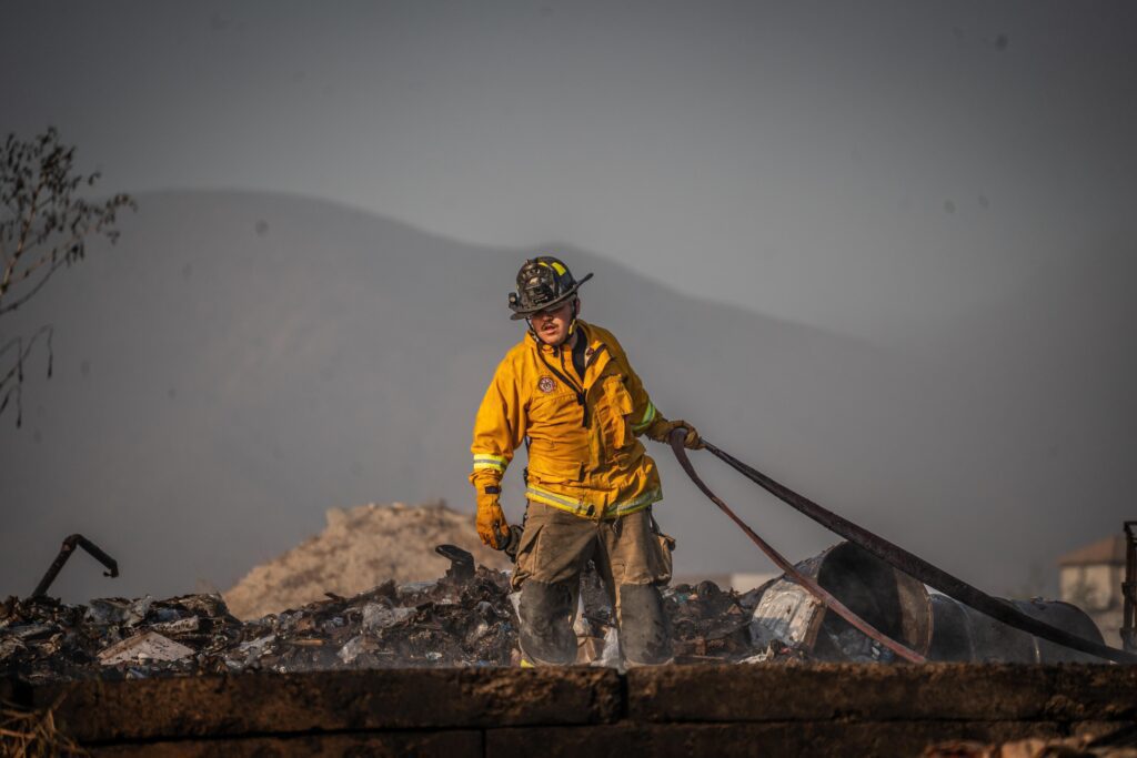 Incendio en recicladora clandestina de plástico en El Realito