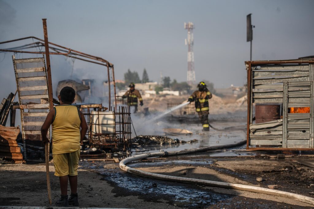 Incendio en recicladora clandestina de plástico en El Realito