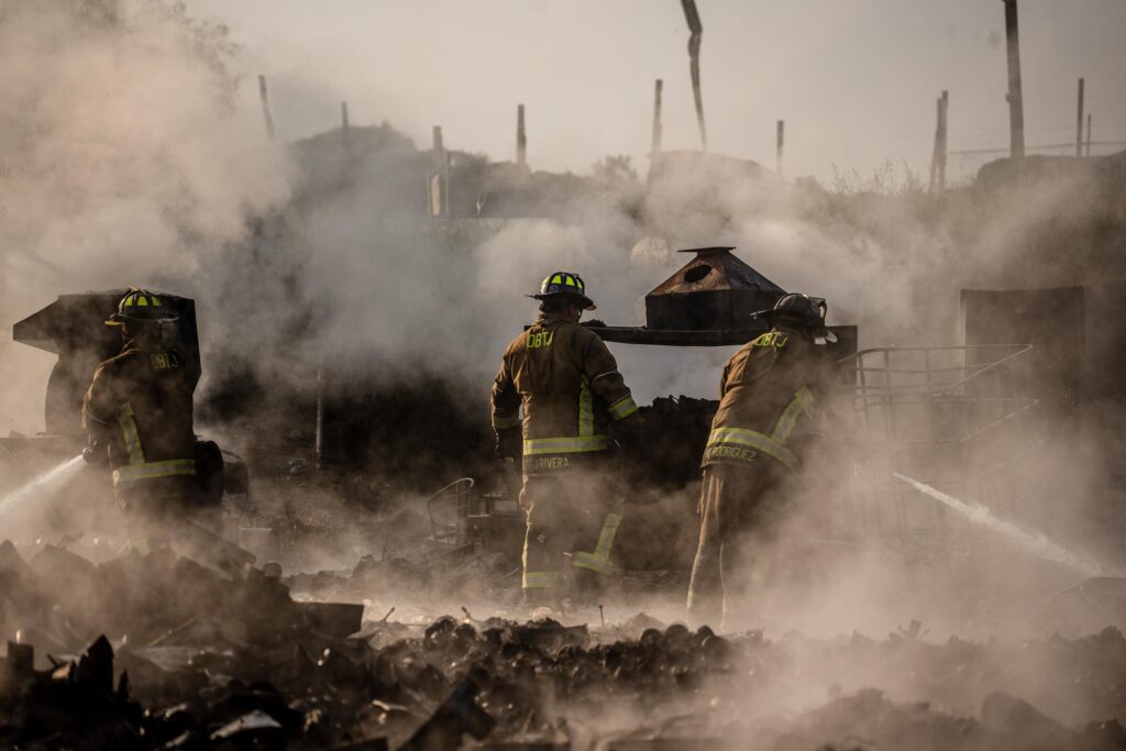 Incendio en recicladora clandestina de plástico en El Realito