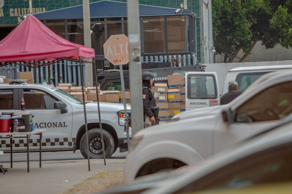 Guardia Nacional asegura tráiler que transportaba medicamento y metanfetamina