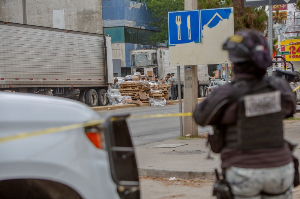 Guardia Nacional asegura tráiler que transportaba medicamento y metanfetamina
