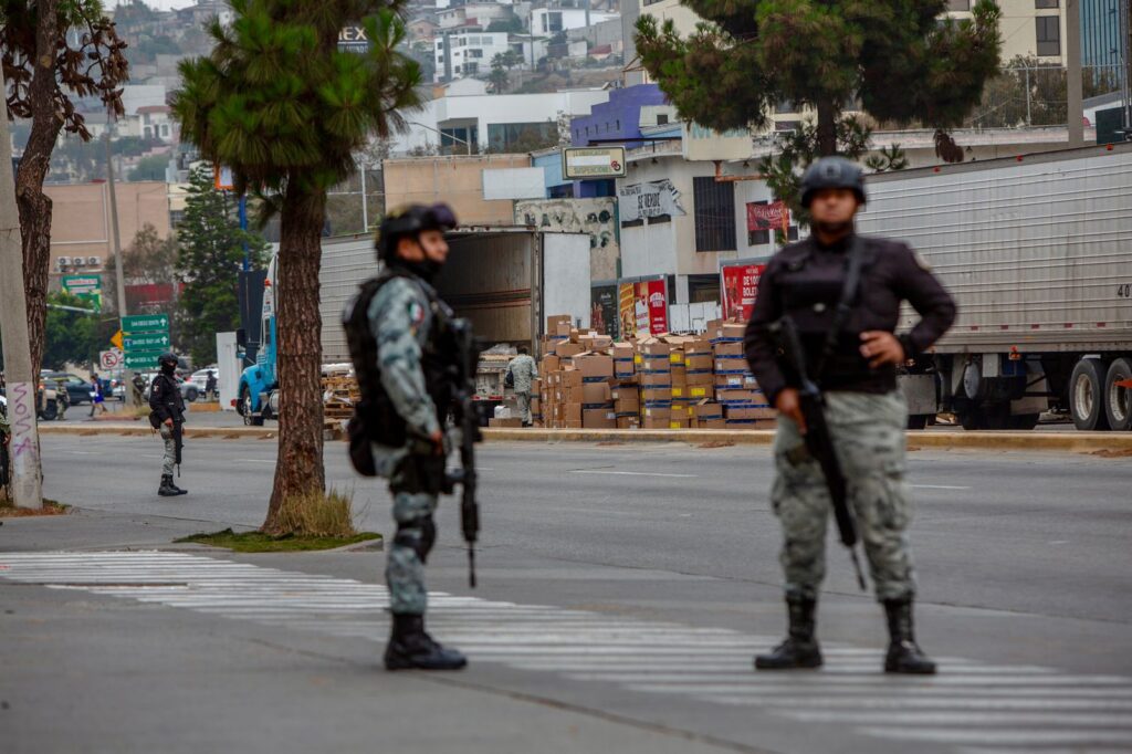 Guardia Nacional asegura tráiler que transportaba medicamento y metanfetamina