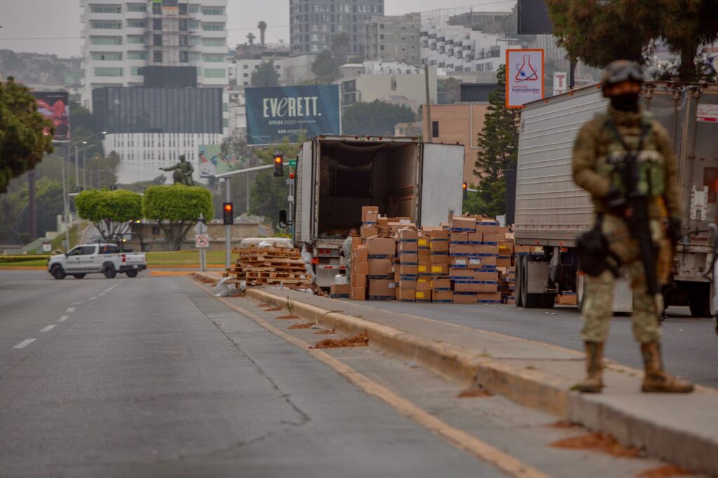 Guardia Nacional asegura tráiler que transportaba medicamento y metanfetamina
