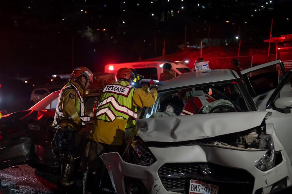 Mujer resulta lesionada en aparatoso choque múltiple sobre bulevar Casa Blanca