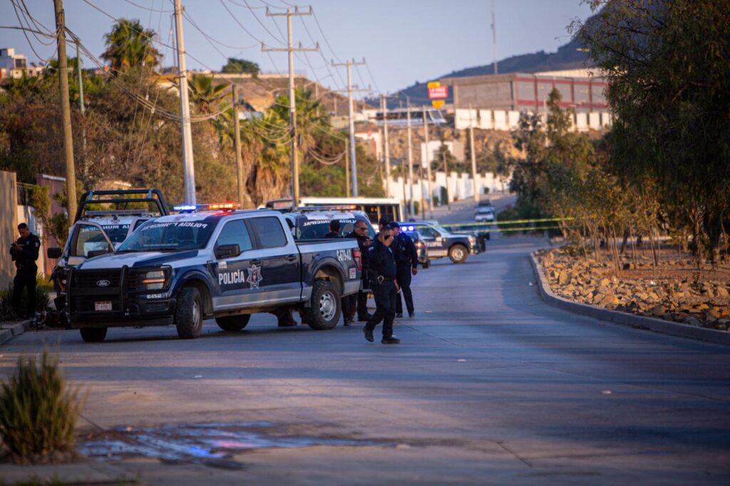 Muere pareja en motocicleta tras chocar con patrulla de la Policía Municipal en Tijuana