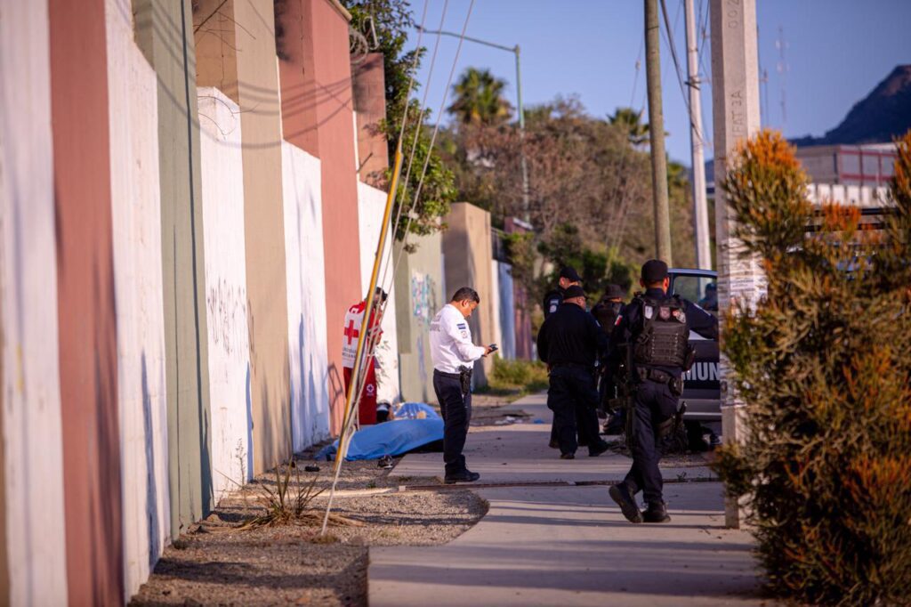 Muere pareja en motocicleta tras chocar con patrulla de la Policía Municipal en Tijuana