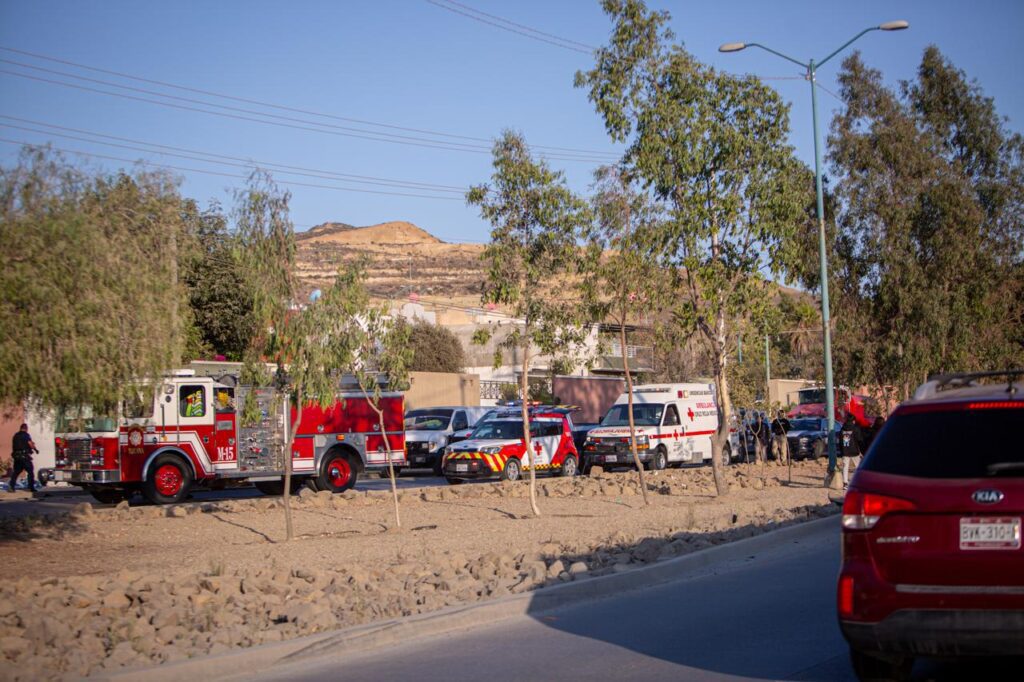 Muere pareja en motocicleta tras chocar con patrulla de la Policía Municipal en Tijuana