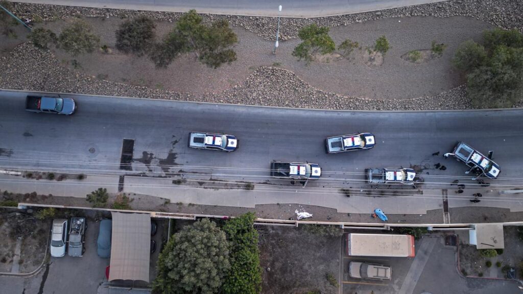 Muere pareja en motocicleta tras chocar con patrulla de la Policía Municipal en Tijuana