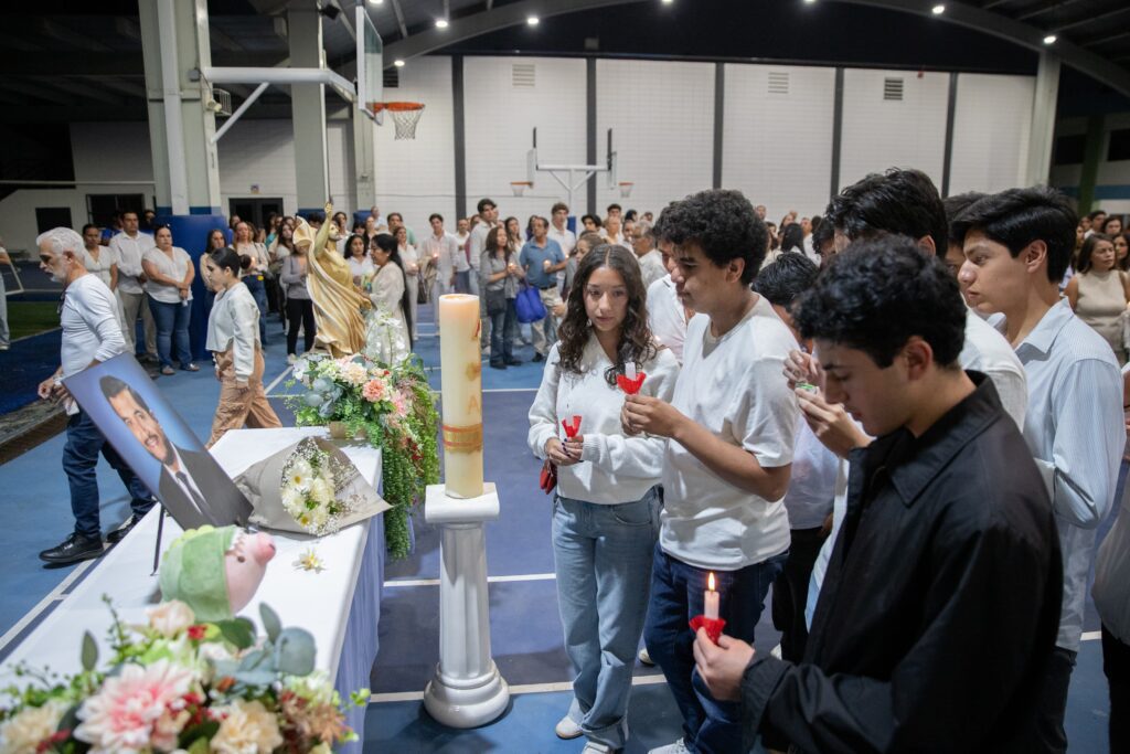 Comunidad del Instituto México realiza vigilia para exigir justicia por el asesinato del maestro Damián Jiménez Comunidad del Instituto México realiza vigilia para exigir justicia por el asesinato del maestro Damián Jiménez