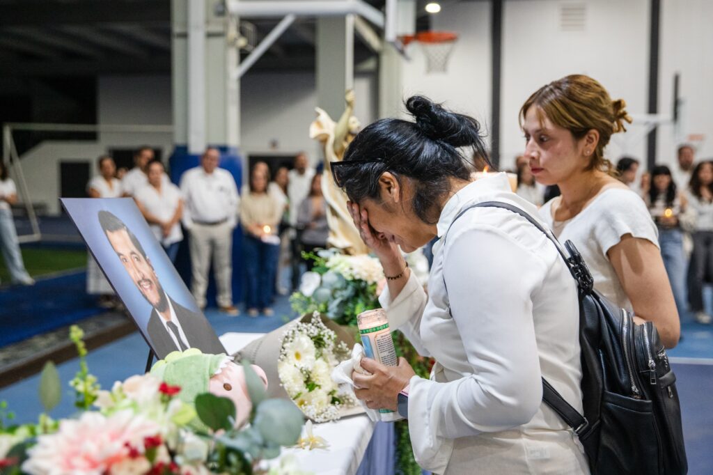 Comunidad del Instituto México realiza vigilia para exigir justicia por el asesinato del maestro Damián Jiménez Comunidad del Instituto México realiza vigilia para exigir justicia por el asesinato del maestro Damián Jiménez