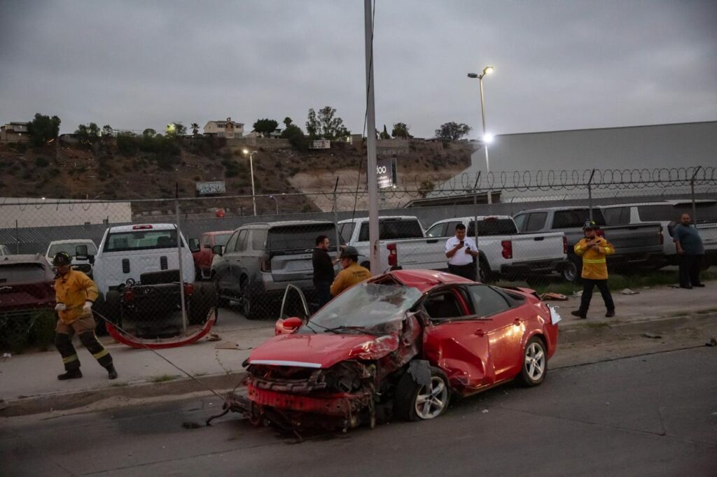 Fuerte accidente en la Vía Rápida Oriente; vehículo derriba poste de alumbrado público