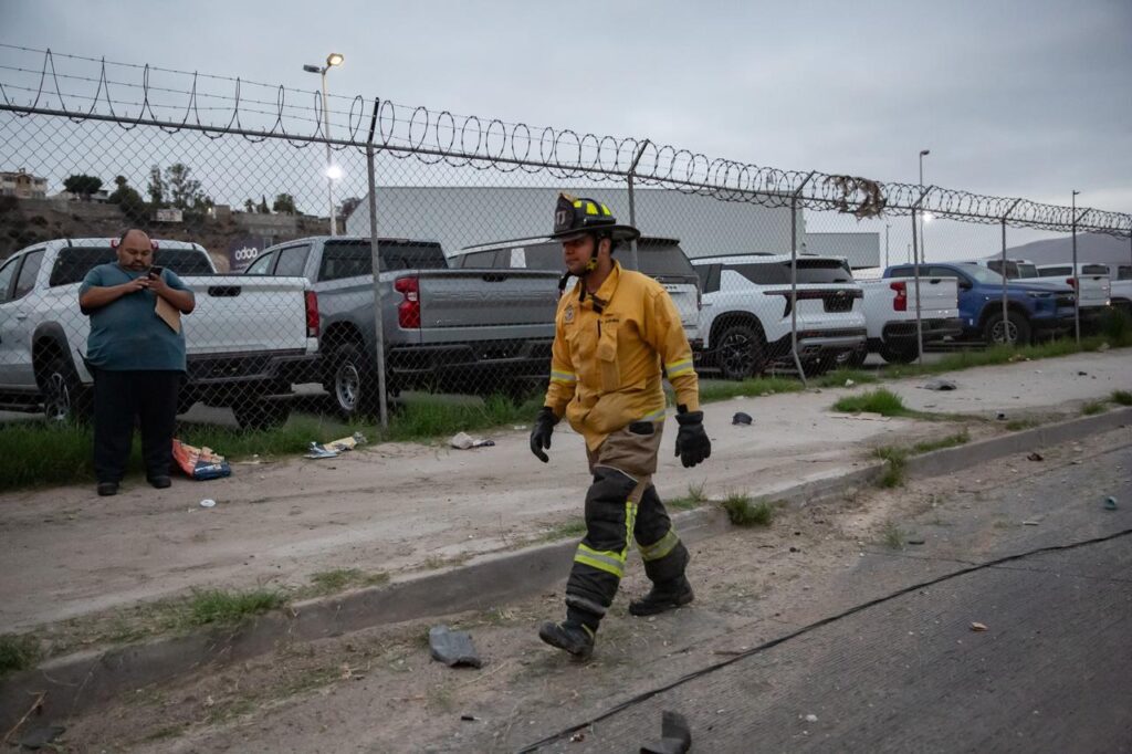 Fuerte accidente en la Vía Rápida Oriente; vehículo derriba poste de alumbrado público