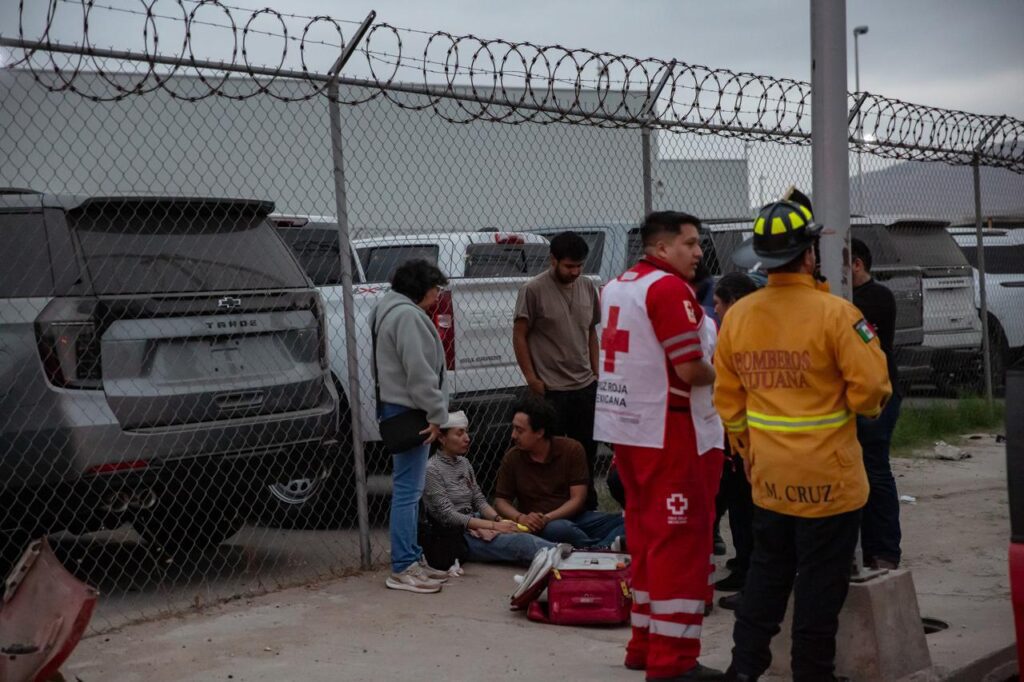 Fuerte accidente en la Vía Rápida Oriente; vehículo derriba poste de alumbrado público