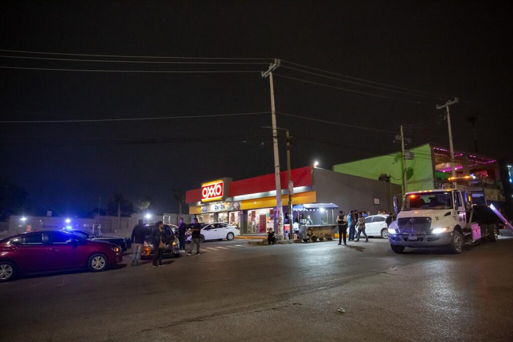 Conductor de Mustang es detenido tras chocar con cuatro vehículos y atropellar a tres personas en Tijuana