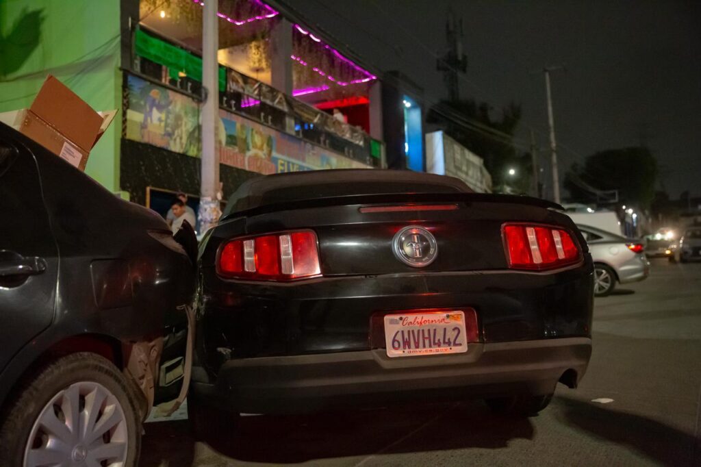 Conductor de Mustang es detenido tras chocar con cuatro vehículos y atropellar a tres personas en Tijuana