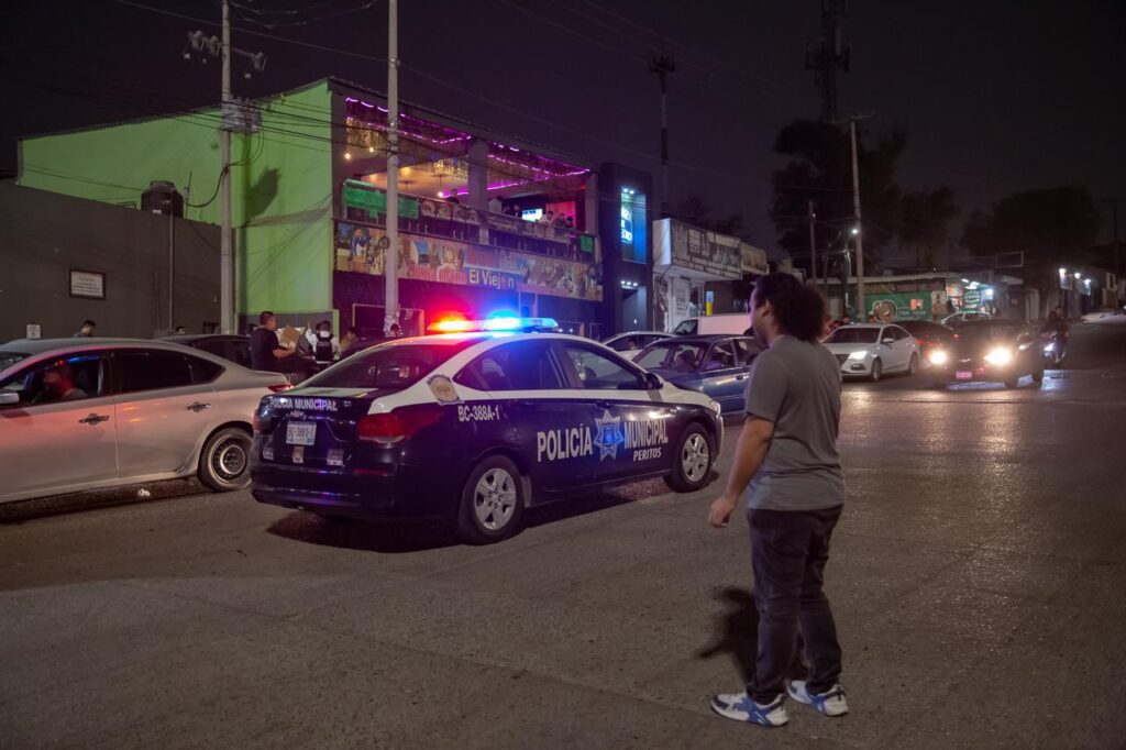 Conductor de Mustang es detenido tras chocar con cuatro vehículos y atropellar a tres personas en Tijuana