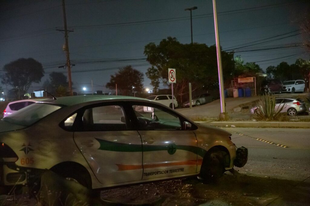 Taxista y sobrecargo chocan en la carretera del aeropuerto