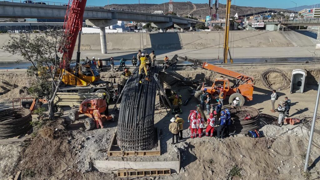 Colapso en construcción del viaducto elevado; dos trabajadores lesionados