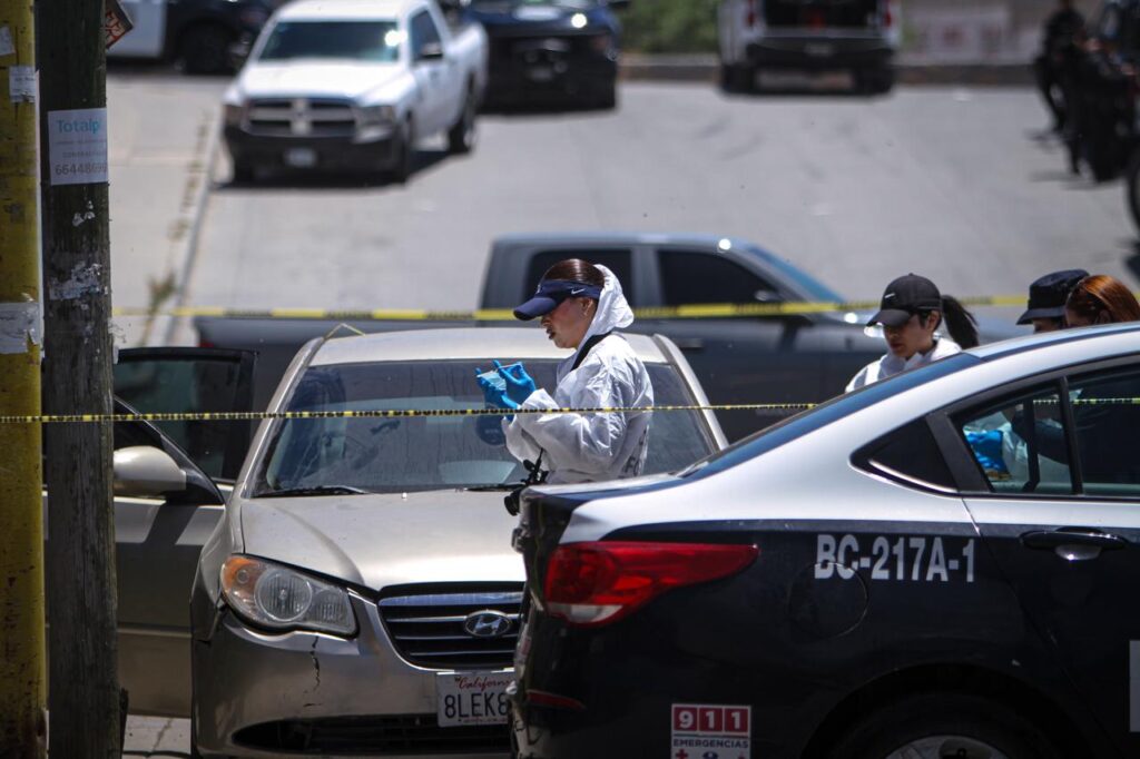 Localizan 3 cuerpos dentro de un vehículo en Villa del Real