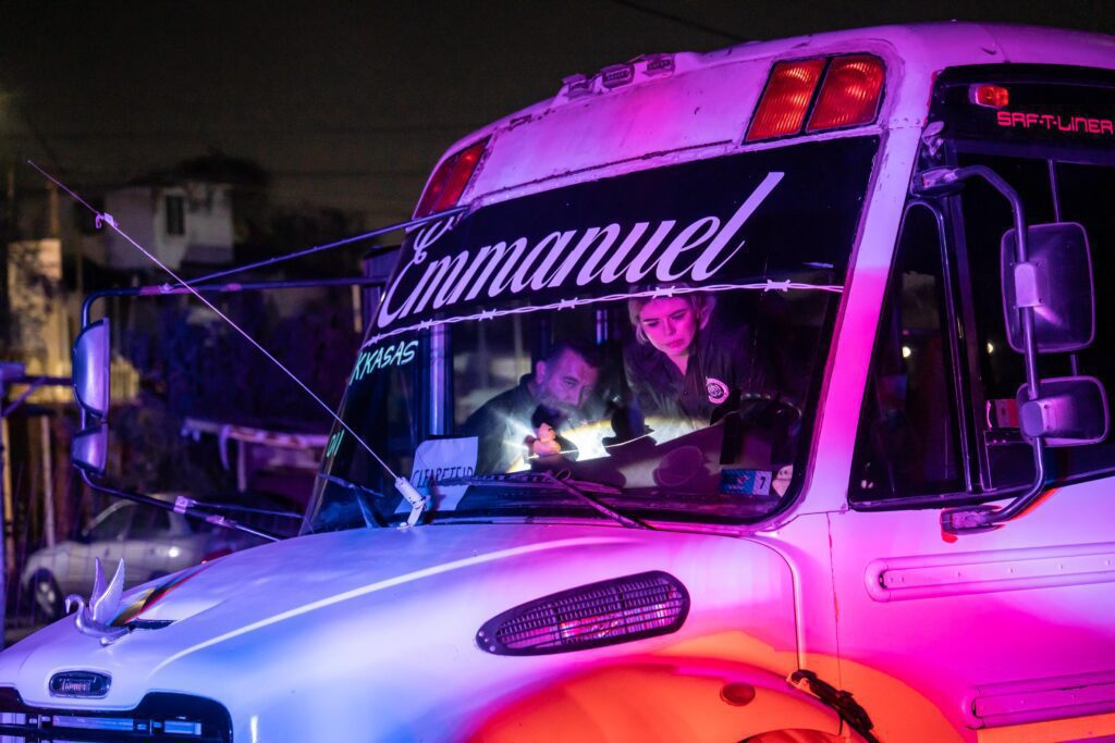 Niño muere atropellado por camión de transporte de personal; iba en su patín por una pendiente